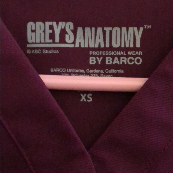 Grey’s Anatomy Wine Scrub Top - Picture 3 of 3
